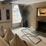 No.25 Steep Hill - Award Winning Street, Cathedral Quarter, Lincoln - Free Parking