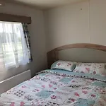 Lovely 3-Bed Caravan With Hot Tub In Lincolnshire