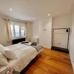 Stylish 3 Bed House With Castle Views