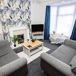 Stylish, Homely City Centre 3 Bed Property Sleeps 6