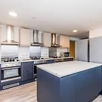 Spacious Ensuite Room With Shared Kitchen