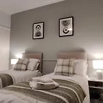 2 Bedroom Home In Central Lincoln