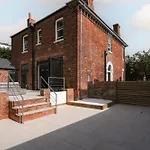 Our House Collective - Luxury Stay In Lincoln City Centre, Hot Tub, Sleeps 16