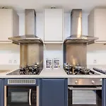 Ensuite Room With Shared Kitchen, Close To Centre- 18 Above