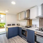 Ensuite Room With Shared Kitchen, Close To Centre- 18 Above