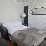 Centrally Located In City Of Lincoln Idas Place - Two Bedrooms Each With A Kingsize Bed