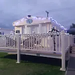 Caravansleeps8-Hottub-Fireplace-Garden-Patio