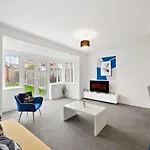 Stylish 4-Bedroom Apartment With Scenic Garden Views, Free Wifi & Parking - Perfectly Located Near Lincoln University