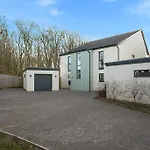 Spacious 4 Bed Home With Gym And Tennis Court