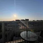 Lincoln View Sleeps 4 Balcony Self Check-In