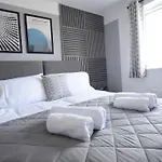 Modern 4 Bed - Lincoln - Parking