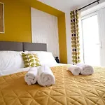 Modern 4 Bed - Lincoln - Parking