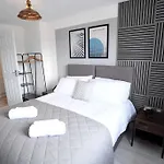 Modern 4 Bed - Lincoln - Parking
