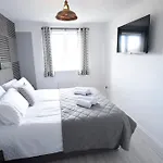 Modern 4 Bed - Lincoln - Parking