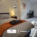 Last-Minute Offers L 3-Bed House By Broad Meadow Stays L Short Lets L Family, Business, Students L Lincoln L Parking