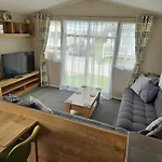 Luxury Caravan 3 Bedroom 8 Berth With Hot-Tub 2 Nights Minimum Booking Please, Parties 6 And Above A Bond Is Required