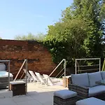 Our House Collective - Luxury Stay In Lincoln City Centre, Hot Tub, Sleeps 16