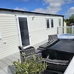 Luxury Caravan 3 Bedroom 8 Berth With Hot-Tub 2 Nights Minimum Booking Please, Parties 6 And Above A Bond Is Required