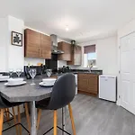 The Holt-Ideal For Contractors- Sylish 2 Bedrooms Apartment-Parking