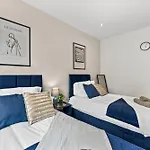 Designer Apartment In Central Lincoln - Sleeps 8