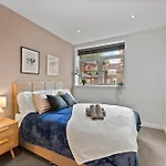 Designer Apartment In Central Lincoln - Sleeps 8