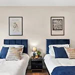 Designer Apartment In Central Lincoln - Sleeps 8