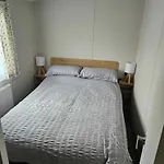 Luxury Caravan 3 Bedroom 8 Berth With Hot-Tub 2 Nights Minimum Booking Please, Parties 6 And Above A Bond Is Required