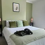 Cecil House - Stylish 2-Bed, Sleeps 5 Guests, Free Parking, Close To Cathedral, Bars & Restaurants