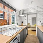 3-Bedroom Townhouse Short Term Rental & Flexible Renting Lincoln With Free Wifi & Free Parking