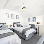 3-Bedroom Townhouse Short Term Rental & Flexible Renting Lincoln With Free Wifi & Free Parking