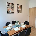 Beautiful, Modern Bright House With Parking, Fast Wifi, Sleeps 5
