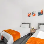 3-Bedroom Townhouse Short Term Rental & Flexible Renting Lincoln With Free Wifi & Free Parking