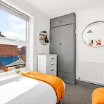 3-Bedroom Townhouse Short Term Rental & Flexible Renting Lincoln With Free Wifi & Free Parking
