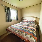 Caravansleeps8-Hottub-Fireplace-Garden-Patio