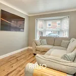 Incredible And Charming 4-Bed Home In Lincoln By Renzo, Free Parking, Close To Lincoln Hospital!