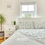 Incredible And Charming 4-Bed Home In Lincoln By Renzo, Free Parking, Close To Lincoln Hospital!