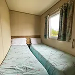 Caravansleeps8-Hottub-Fireplace-Garden-Patio