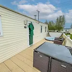 Caravansleeps8-Hottub-Fireplace-Garden-Patio