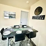Three Bedroom House Lincoln 10 Mins Walk To Brayford Wharf And Free Parking