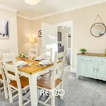 Bright And Warm 3-Beds Home In Lincoln By Renzo, Driveway Parking, Sleeps 6!