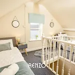 Bright And Warm 3-Beds Home In Lincoln By Renzo, Driveway Parking, Sleeps 6!