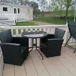 Luxury Caravan With Hot Tub On Tattershall Lakes
