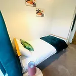 Three Bedroom House Lincoln 10 Mins Walk To Brayford Wharf And Free Parking