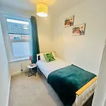 Three Bedroom House Lincoln 10 Mins Walk To Brayford Wharf And Free Parking
