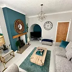 Cathedral Quarter House With Free Secure Driveway Parking For 2 Cars