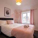 Spacious 4-Bed House With Parking Near City Centre