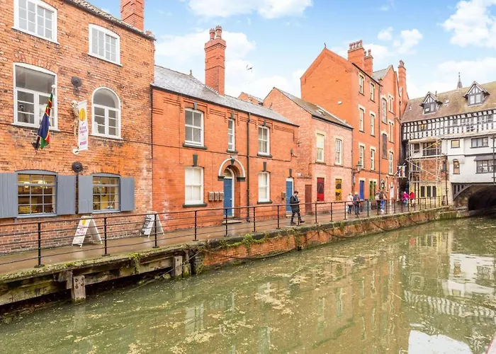 Lincoln City Centre Modern Apartment Overlooking The Canal