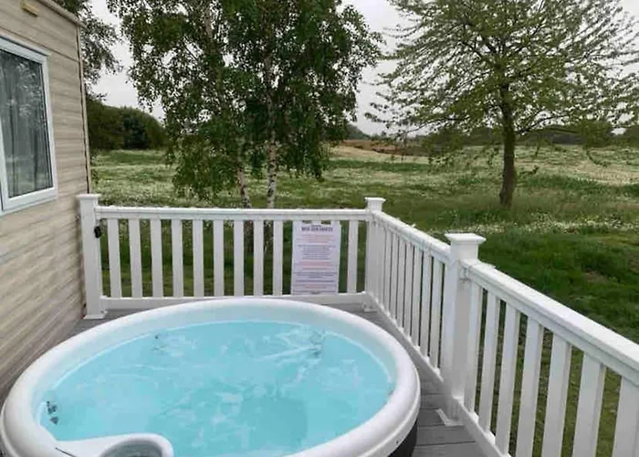 Lovely 3-Bed Caravan With Hot Tub In Lincolnshire