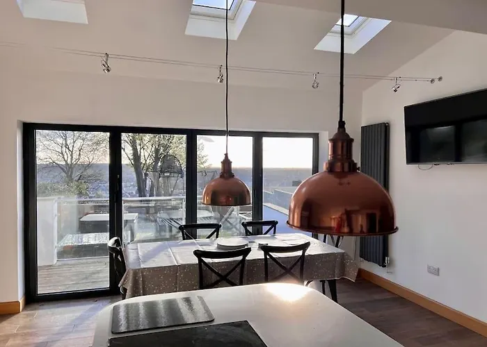 Stylish 3 Bed House With Castle Views
