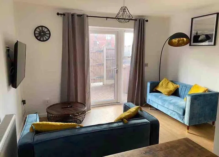 Beautiful 4-Bed House In Lincoln- Close To Centre